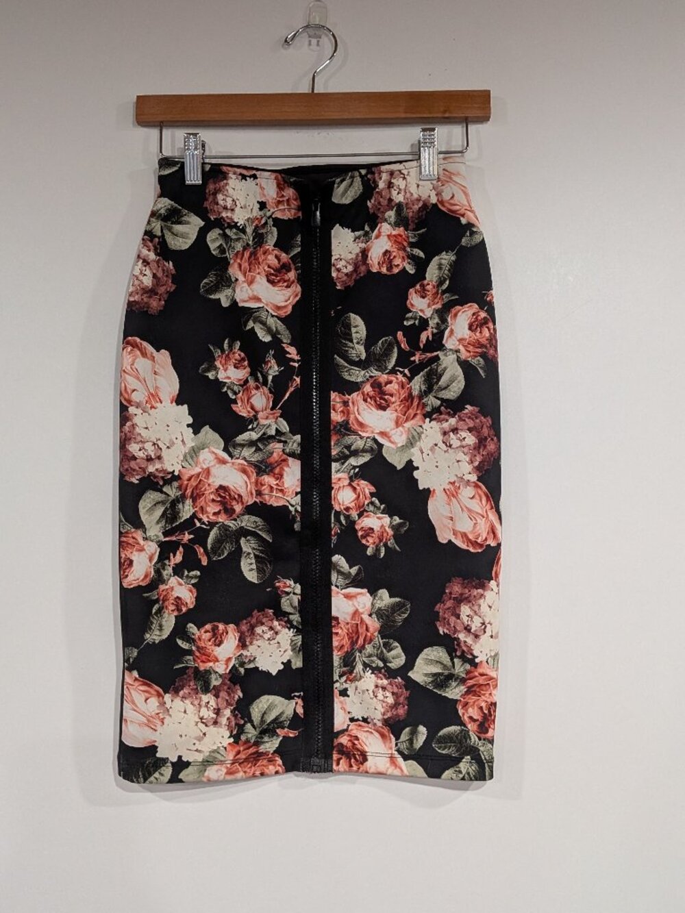 H&M Floral Scuba Fabric Skirt with Zipper Black Pink Size XS